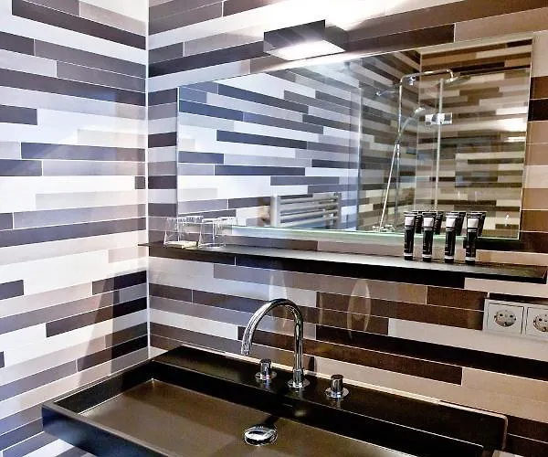 V Lofts Lägenhetshotell 4*